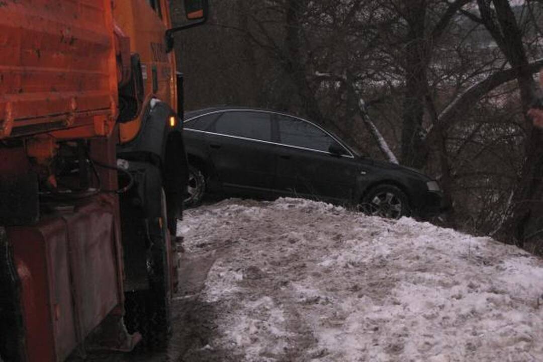 Kauno rajone nuo kelio nuslydo vilkikas ir automobilis (papildyta)