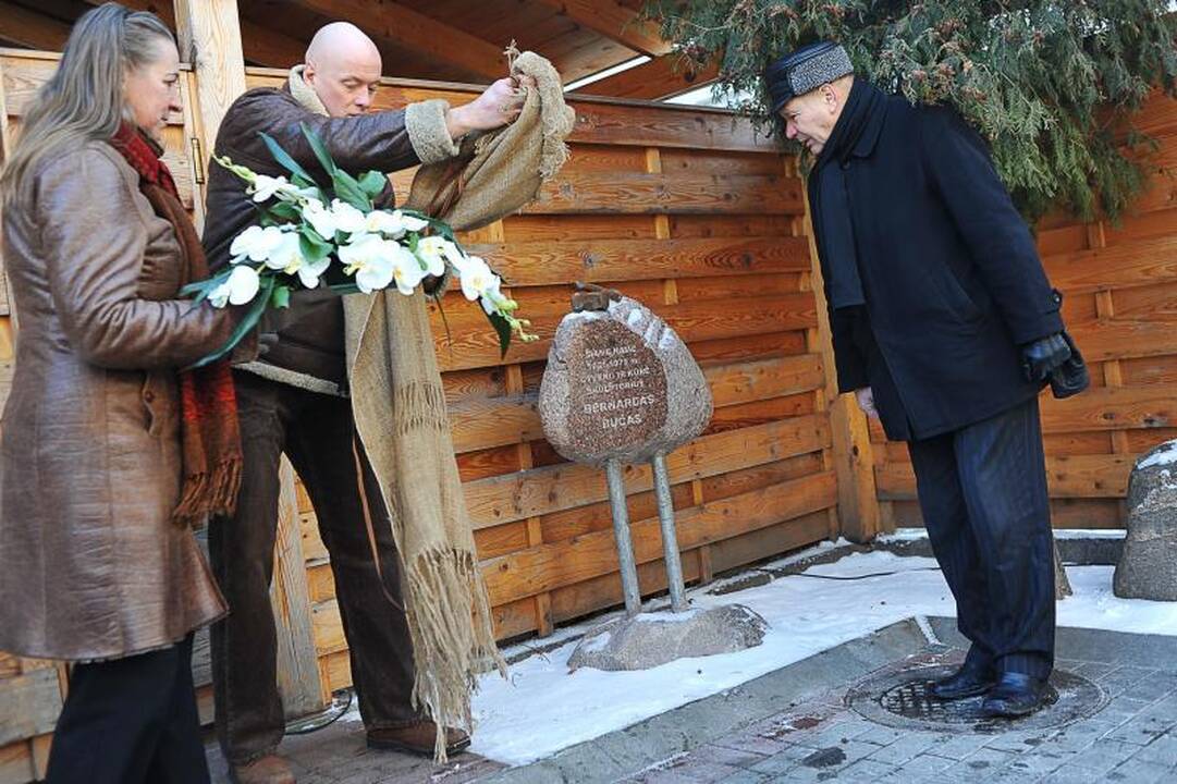 Kaune atidengtas atminimo ženklas skulptoriui B.Bučui