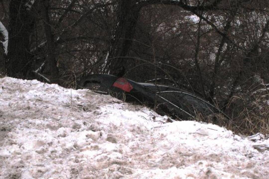 Kauno rajone nuo kelio nuslydo vilkikas ir automobilis (papildyta)