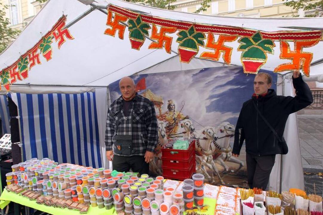 Tautų mugėje – sūriai, kailiai ir folklorinės tautų dainos