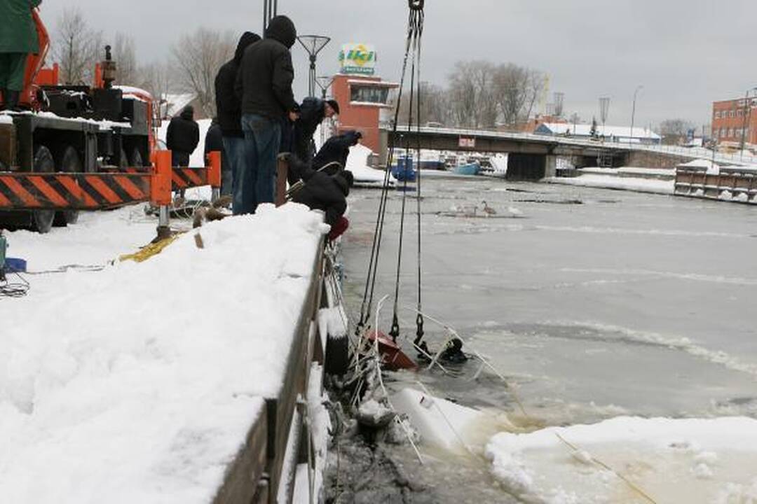 Iš Danės traukiamas nuskendęs laivas