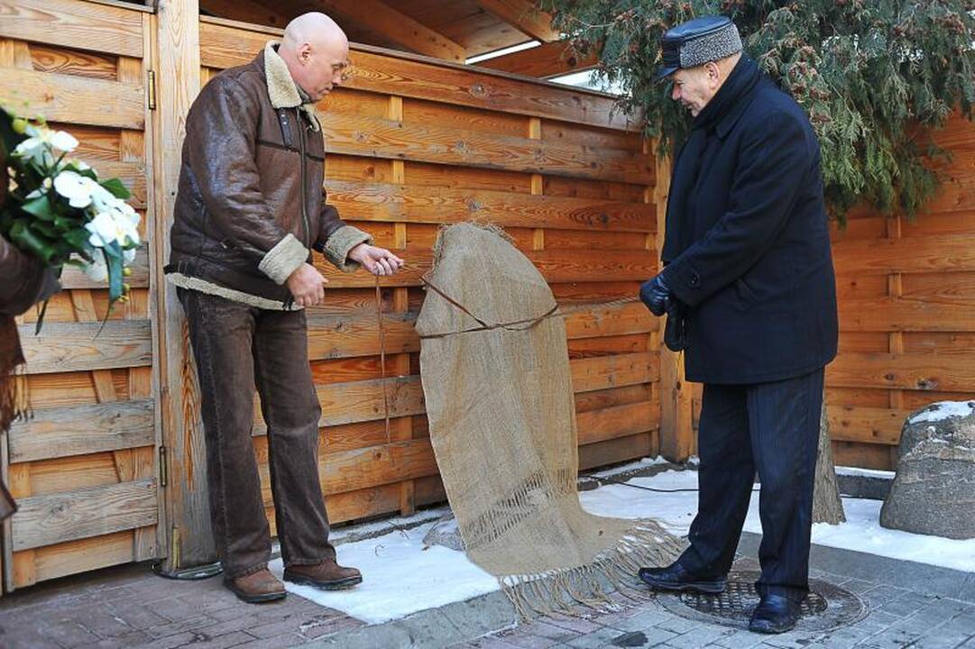 Kaune atidengtas atminimo ženklas skulptoriui B.Bučui