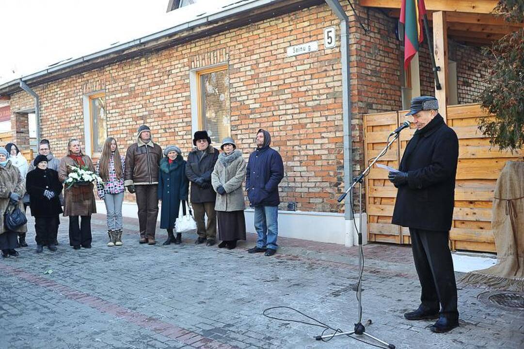 Kaune atidengtas atminimo ženklas skulptoriui B.Bučui