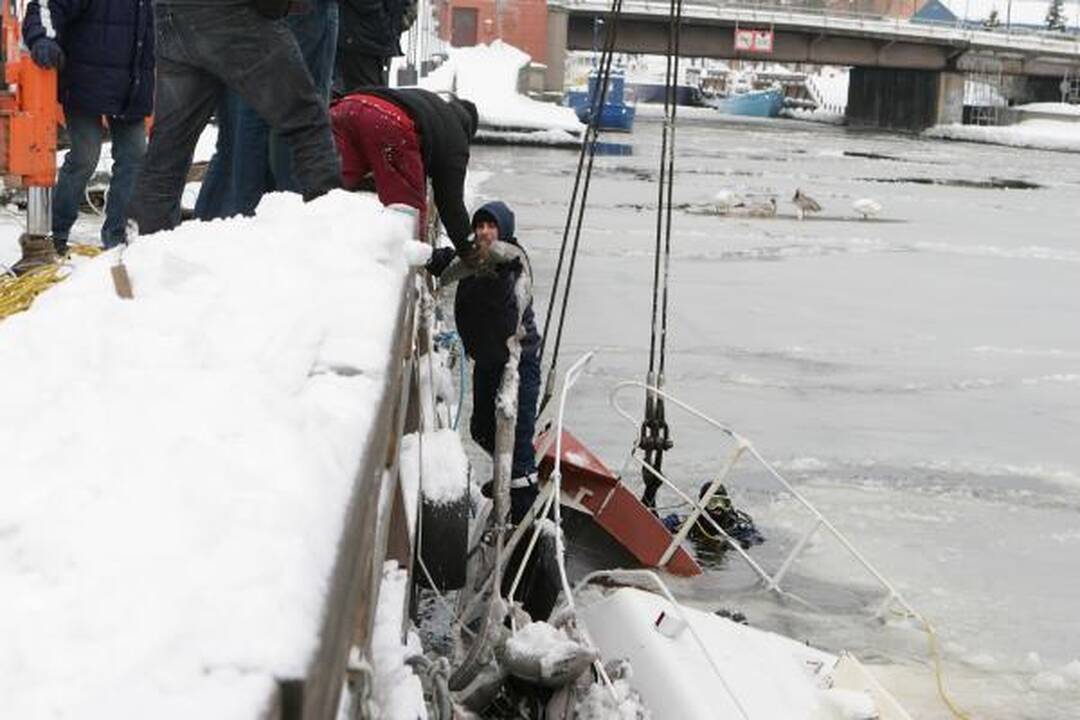 Iš Danės traukiamas nuskendęs laivas