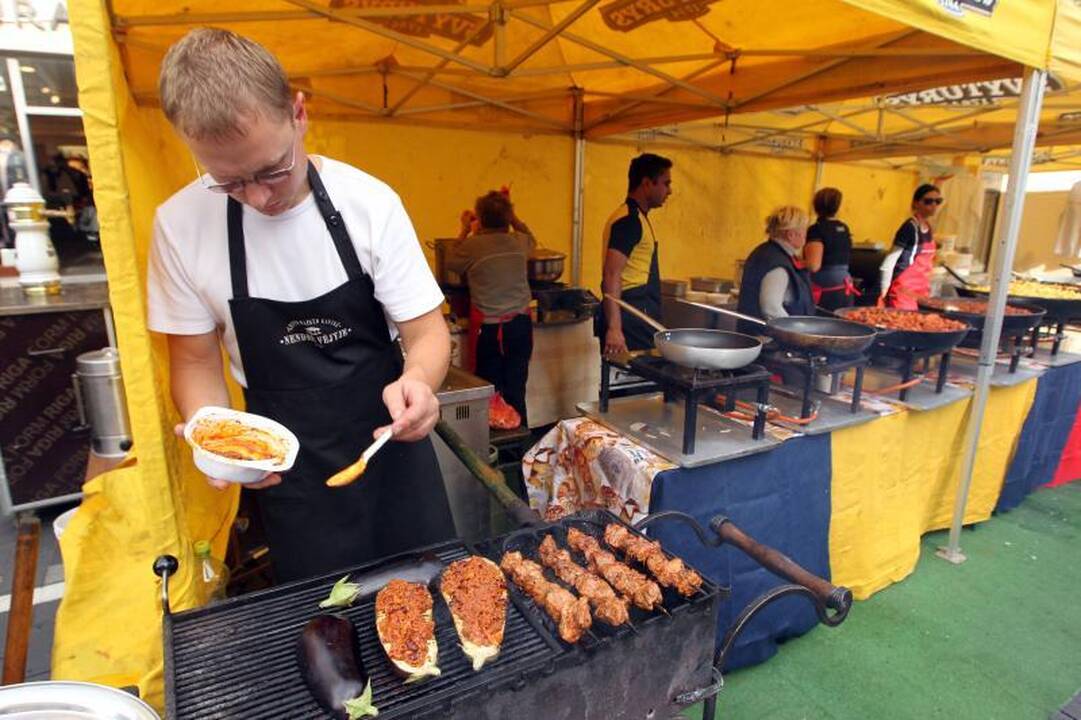 Tautų mugėje – sūriai, kailiai ir folklorinės tautų dainos