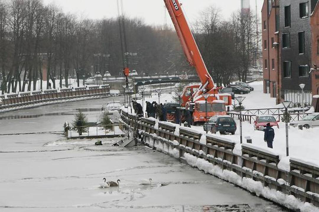 Iš Danės traukiamas nuskendęs laivas
