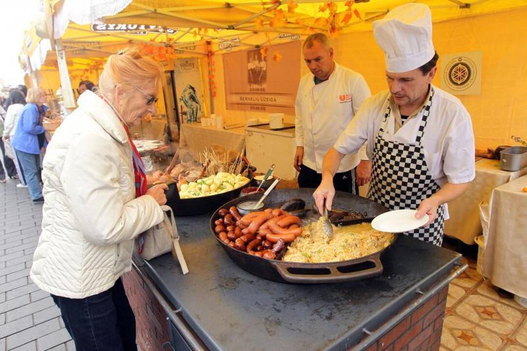 Tautų mugėje – sūriai, kailiai ir folklorinės tautų dainos