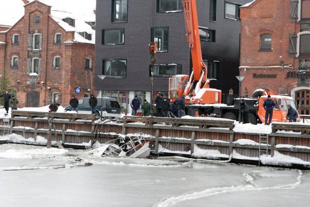 Iš Danės traukiamas nuskendęs laivas
