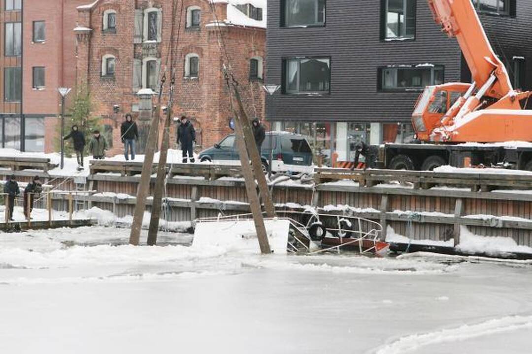 Iš Danės traukiamas nuskendęs laivas