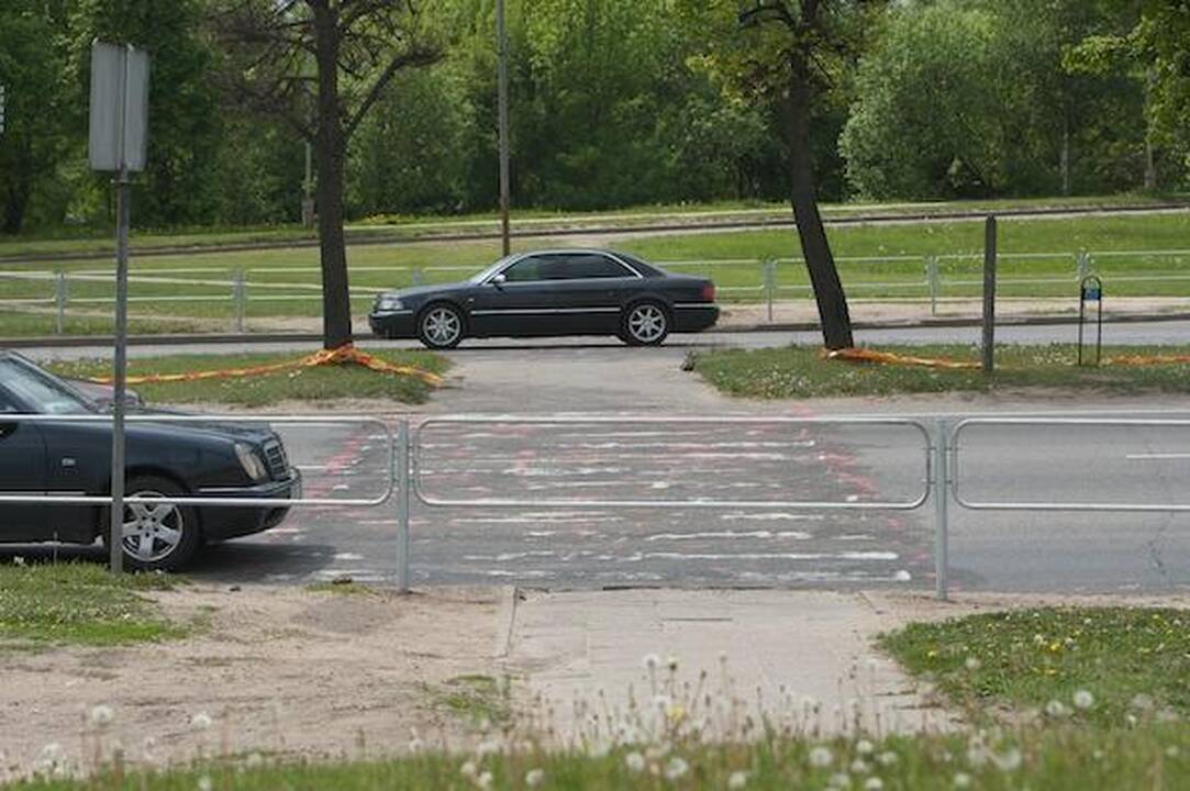 Perėją į „Akropolį“ panaikino - žmonės tebeeina