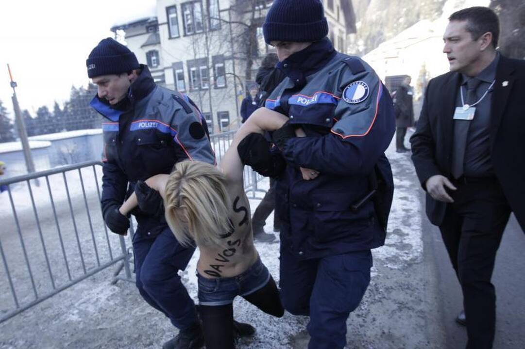 Pusnuogės „Femen“ aktyvistės surengė protestą prieš Davoso forumą