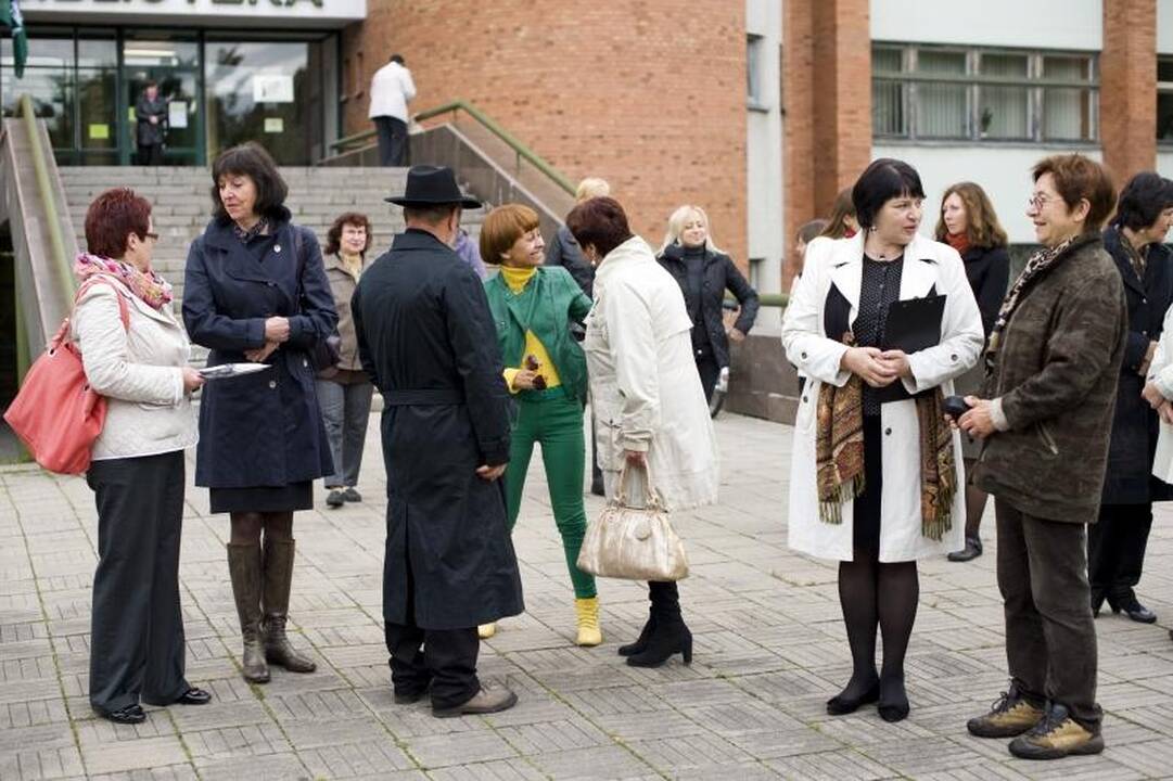 Mažajame ąžuolyne įsimylėjėliai burkuos ant naujų suoliukų 