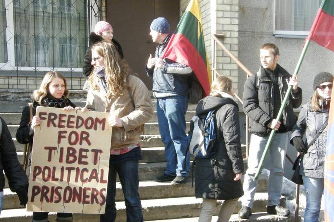 Prie Kinijos ambasados grupelė žmonių reikalavo laisvės Tibetui