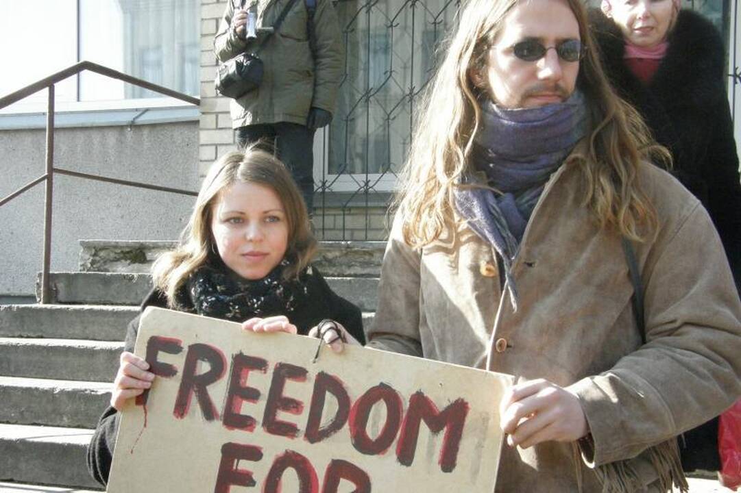 Prie Kinijos ambasados grupelė žmonių reikalavo laisvės Tibetui