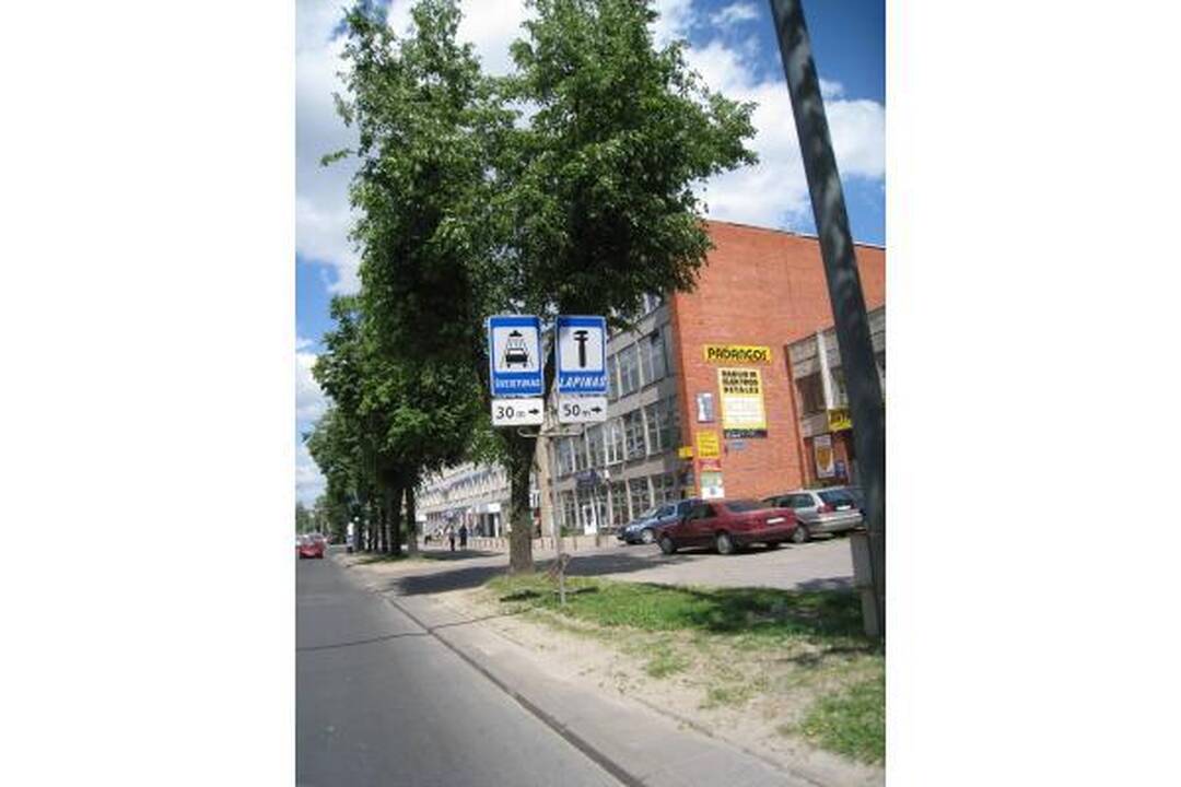 Kas nukabins reklaminius kelio ženklus?