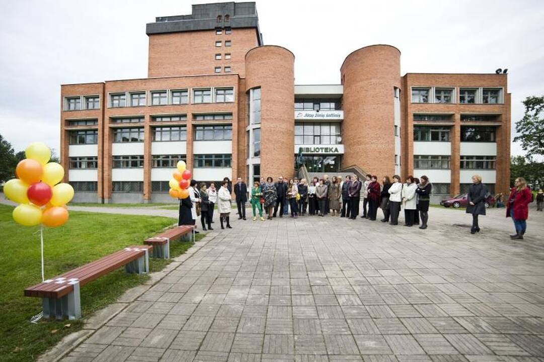Mažajame ąžuolyne įsimylėjėliai burkuos ant naujų suoliukų 