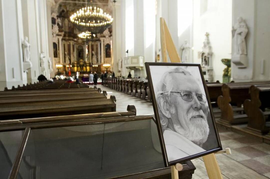 Sostinė atsisveikina su poetu M. Martinaičiu