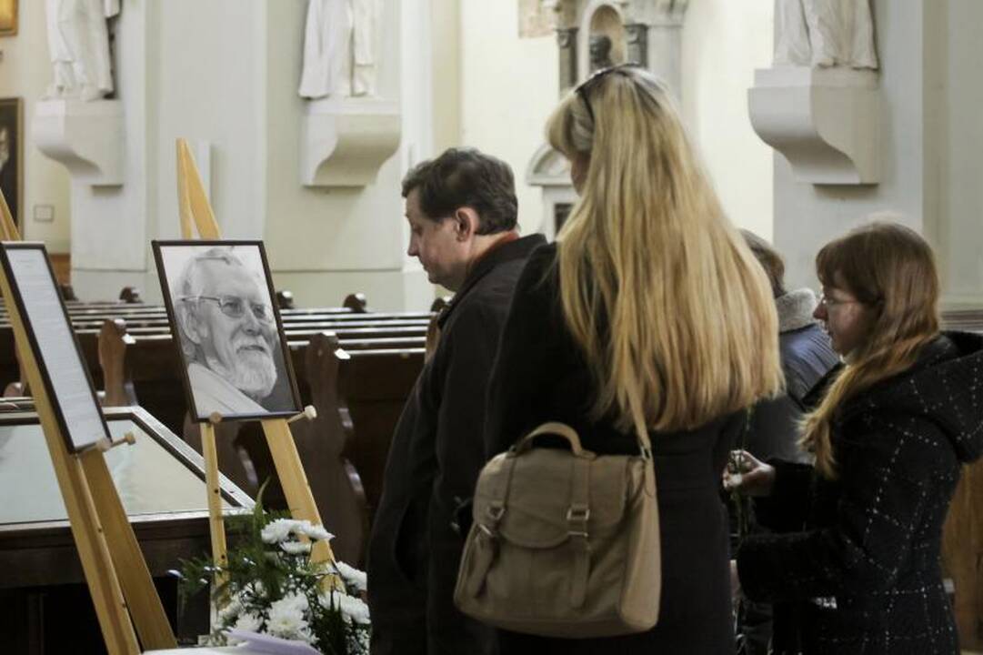 Sostinė atsisveikina su poetu M. Martinaičiu