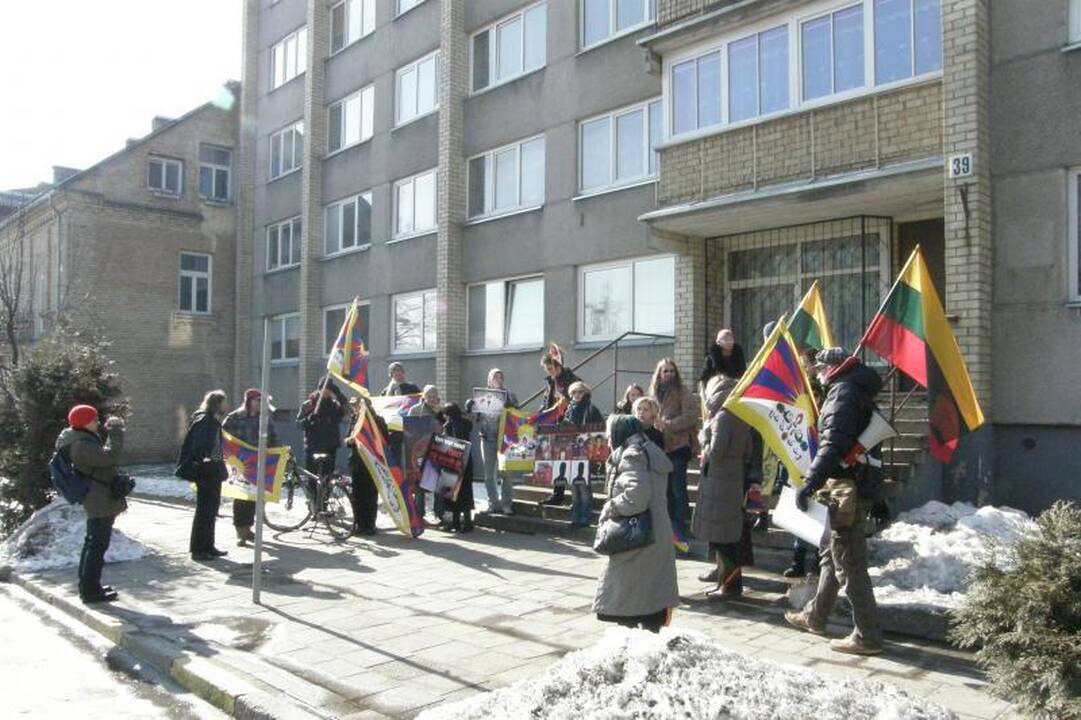 Prie Kinijos ambasados grupelė žmonių reikalavo laisvės Tibetui
