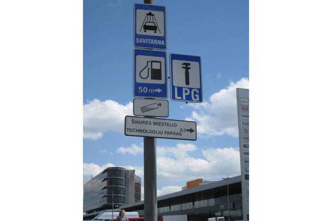 Kas nukabins reklaminius kelio ženklus?