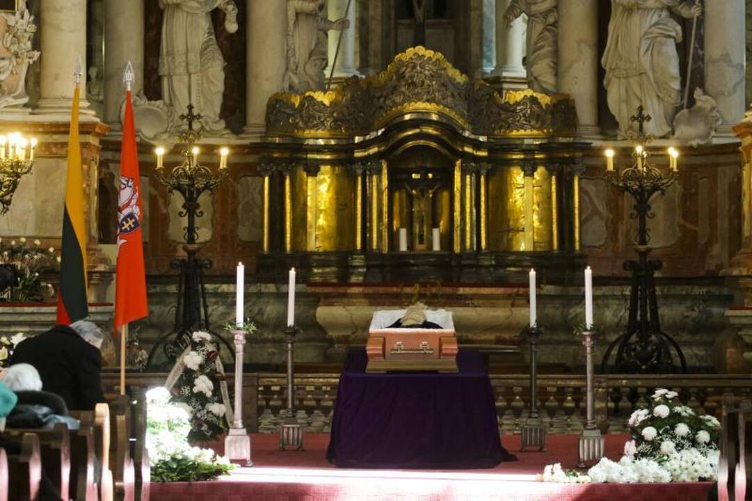 Sostinė atsisveikina su poetu M. Martinaičiu