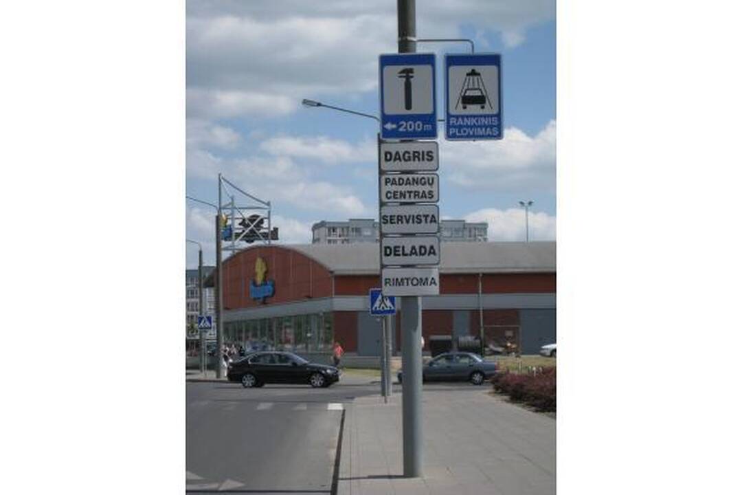 Kas nukabins reklaminius kelio ženklus?