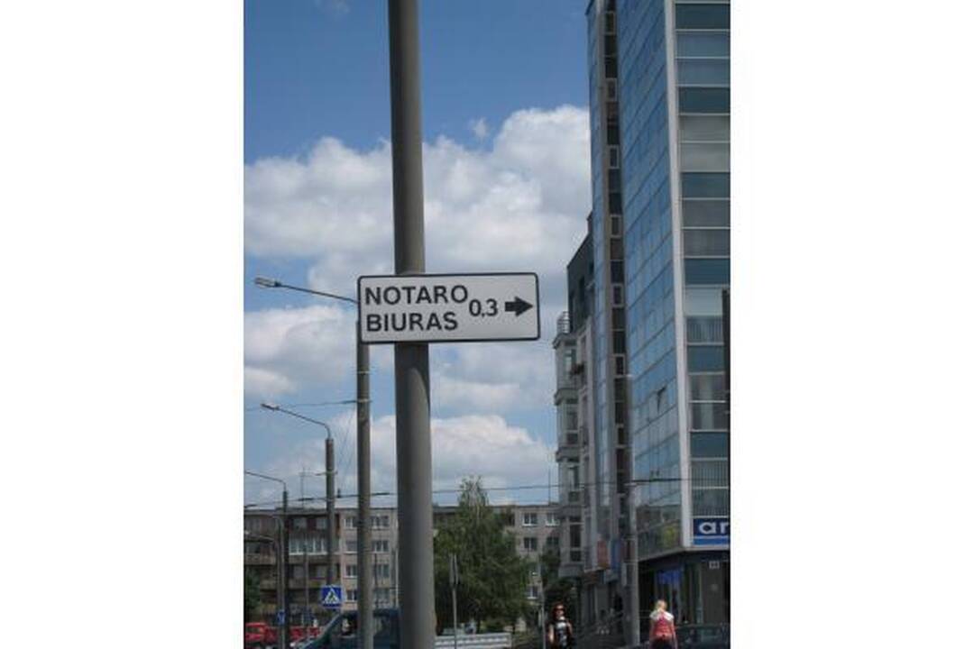 Kas nukabins reklaminius kelio ženklus?