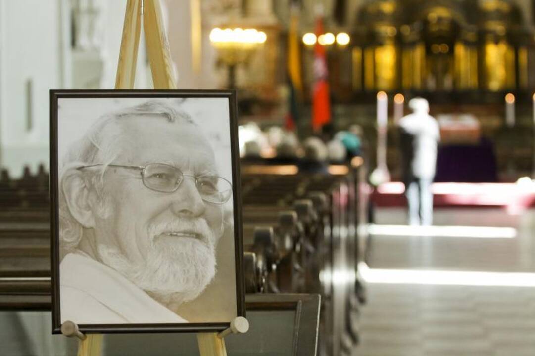 Sostinė atsisveikina su poetu M. Martinaičiu