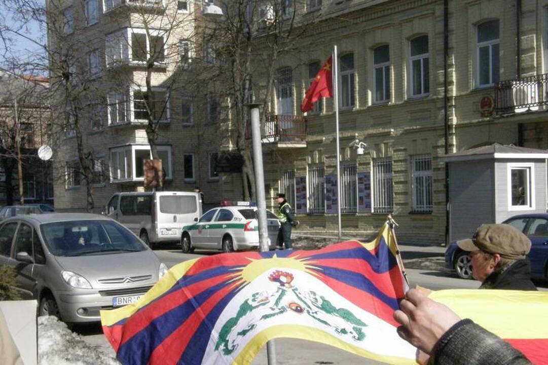 Prie Kinijos ambasados grupelė žmonių reikalavo laisvės Tibetui