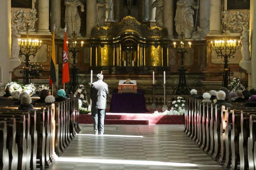 Sostinė atsisveikina su poetu M. Martinaičiu