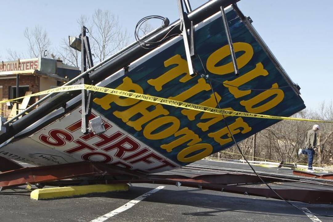 JAV vidurio vakaruose tornadai nusinešė devynias gyvybes