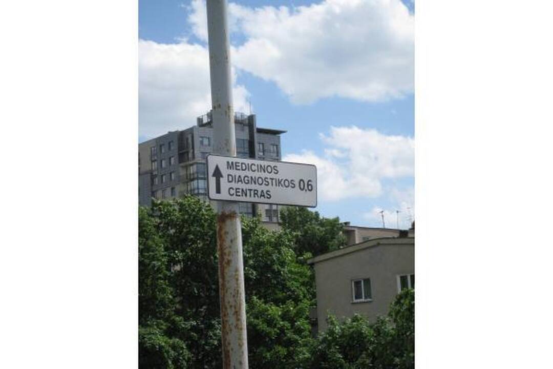Kas nukabins reklaminius kelio ženklus?