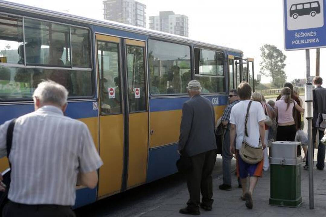 Nauja keleivių laipinimo tvarka Vilniuje prigyja sunkiai 