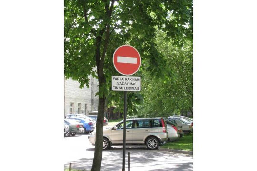 Kas nukabins reklaminius kelio ženklus?