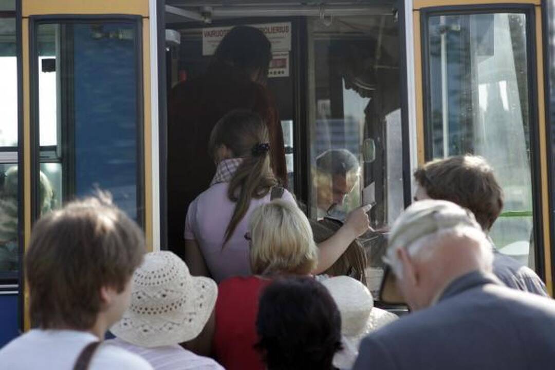 Nauja keleivių laipinimo tvarka Vilniuje prigyja sunkiai 