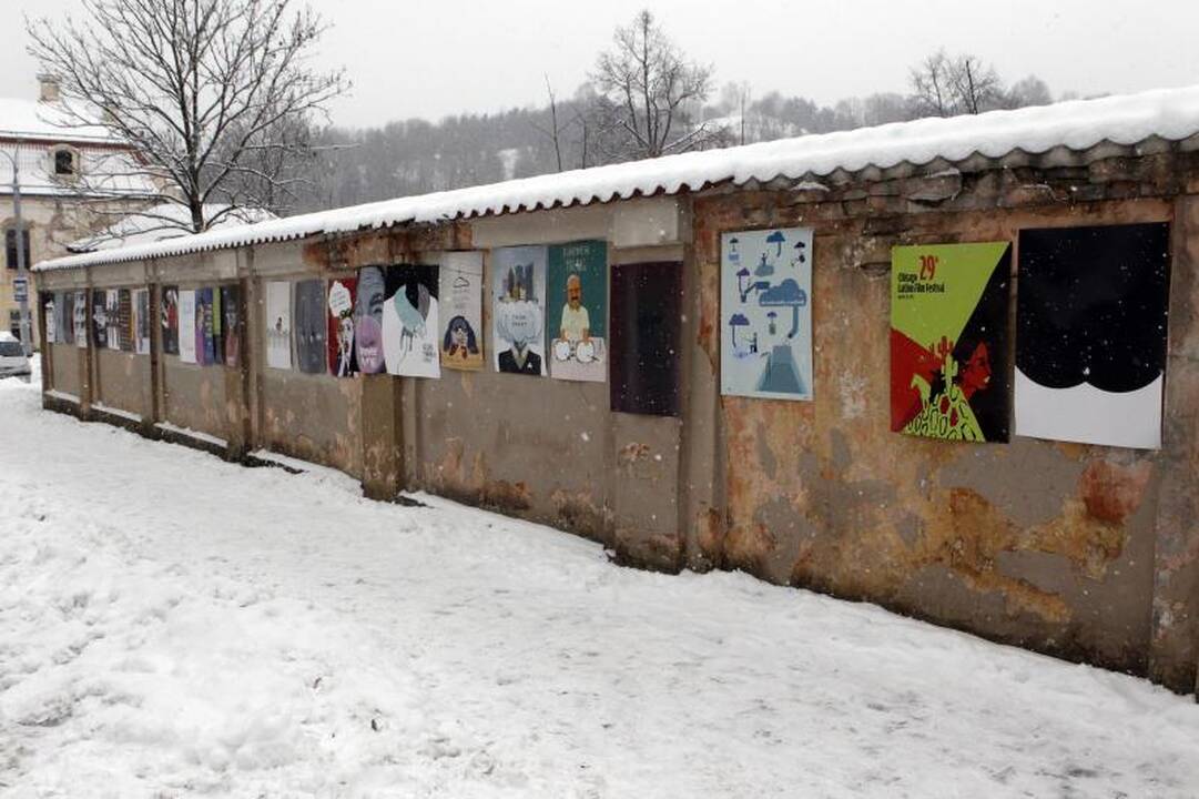 VDA studentai Sereikiškių parko tvorą papuošė 60-ia socialinių plakatų