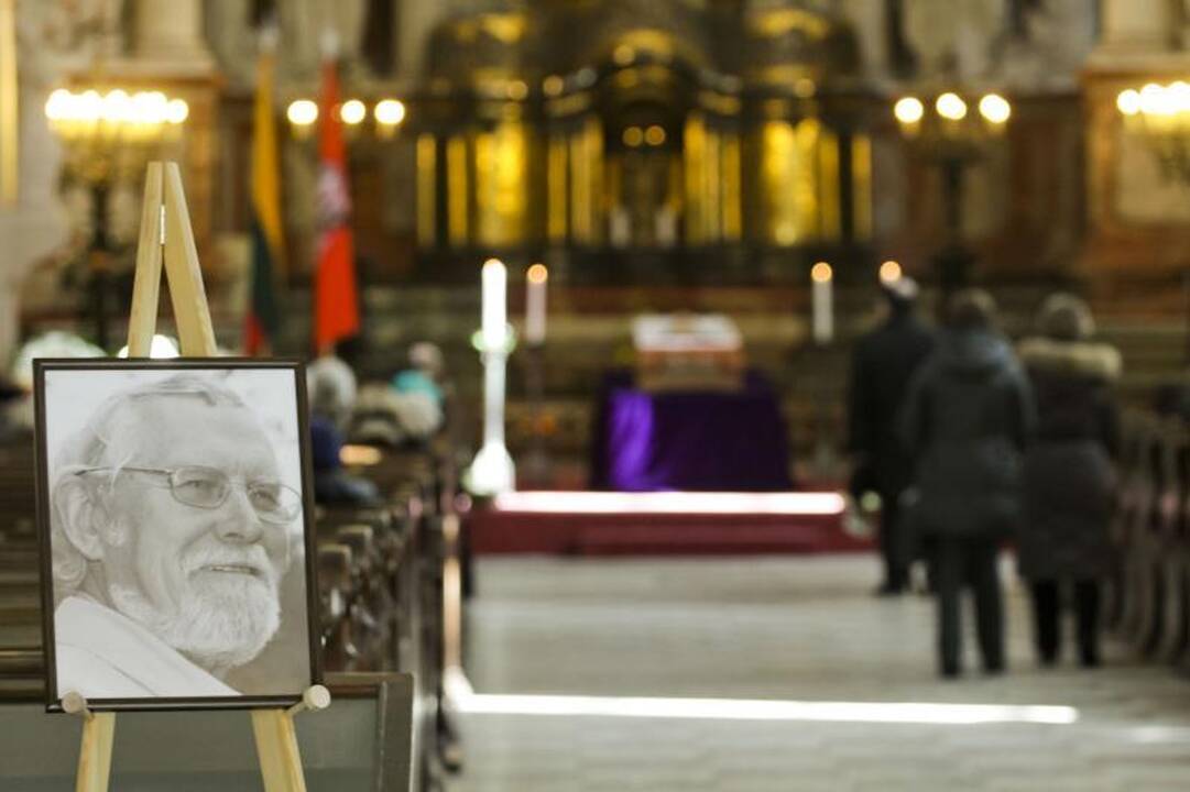Sostinė atsisveikina su poetu M. Martinaičiu