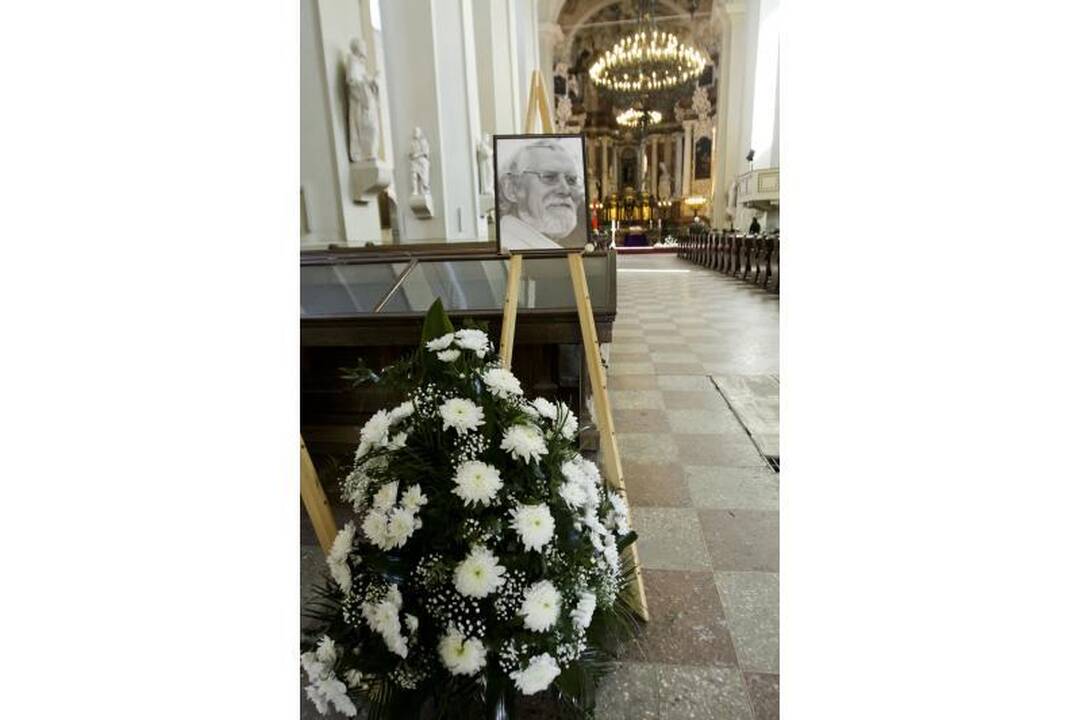 Sostinė atsisveikina su poetu M. Martinaičiu