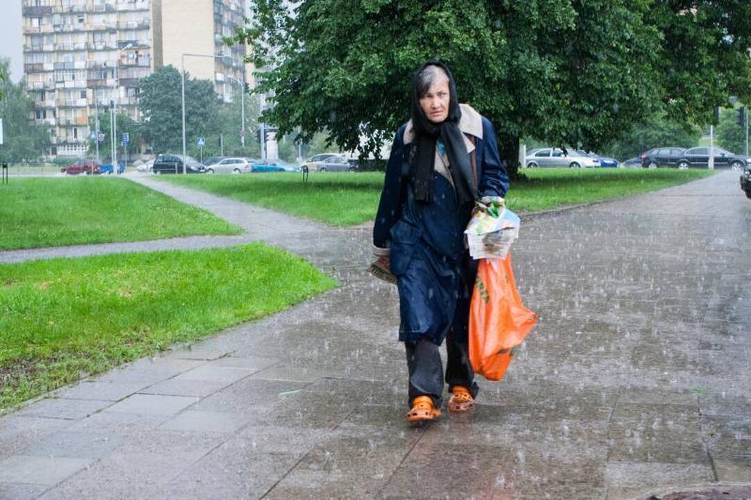 Liūties Vilniuje pasekmės: užlieti rūsiai, atsivėrusi smegduobė