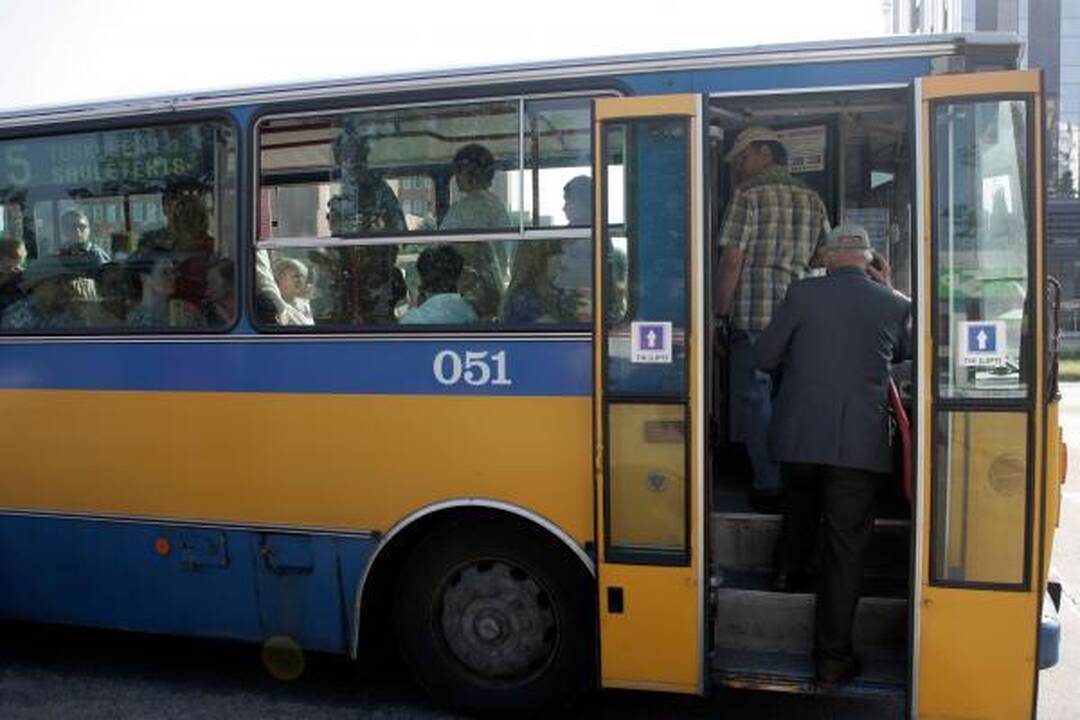 Nauja keleivių laipinimo tvarka Vilniuje prigyja sunkiai 