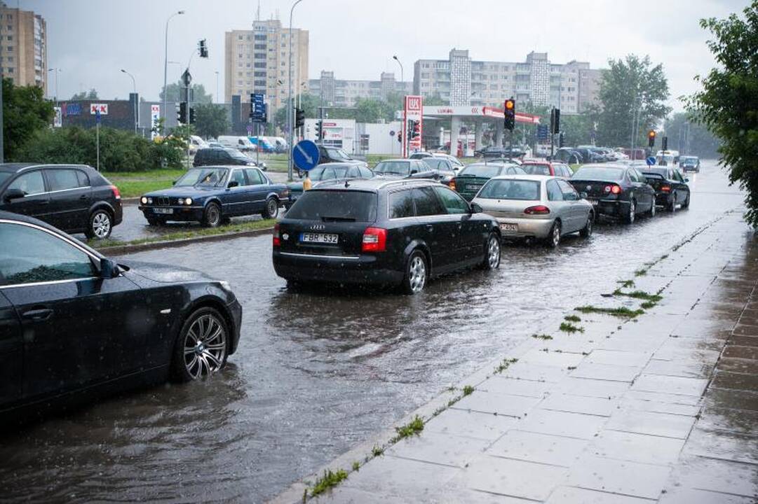 Liūties Vilniuje pasekmės: užlieti rūsiai, atsivėrusi smegduobė