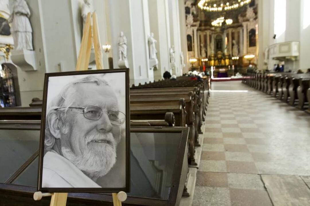 Sostinė atsisveikina su poetu M. Martinaičiu