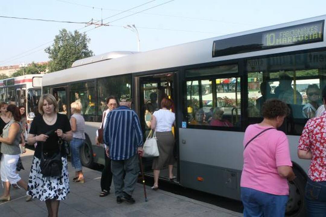 Nauja keleivių laipinimo tvarka Vilniuje prigyja sunkiai 