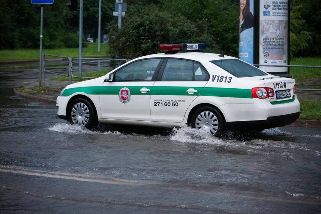 Liūties Vilniuje pasekmės: užlieti rūsiai, atsivėrusi smegduobė