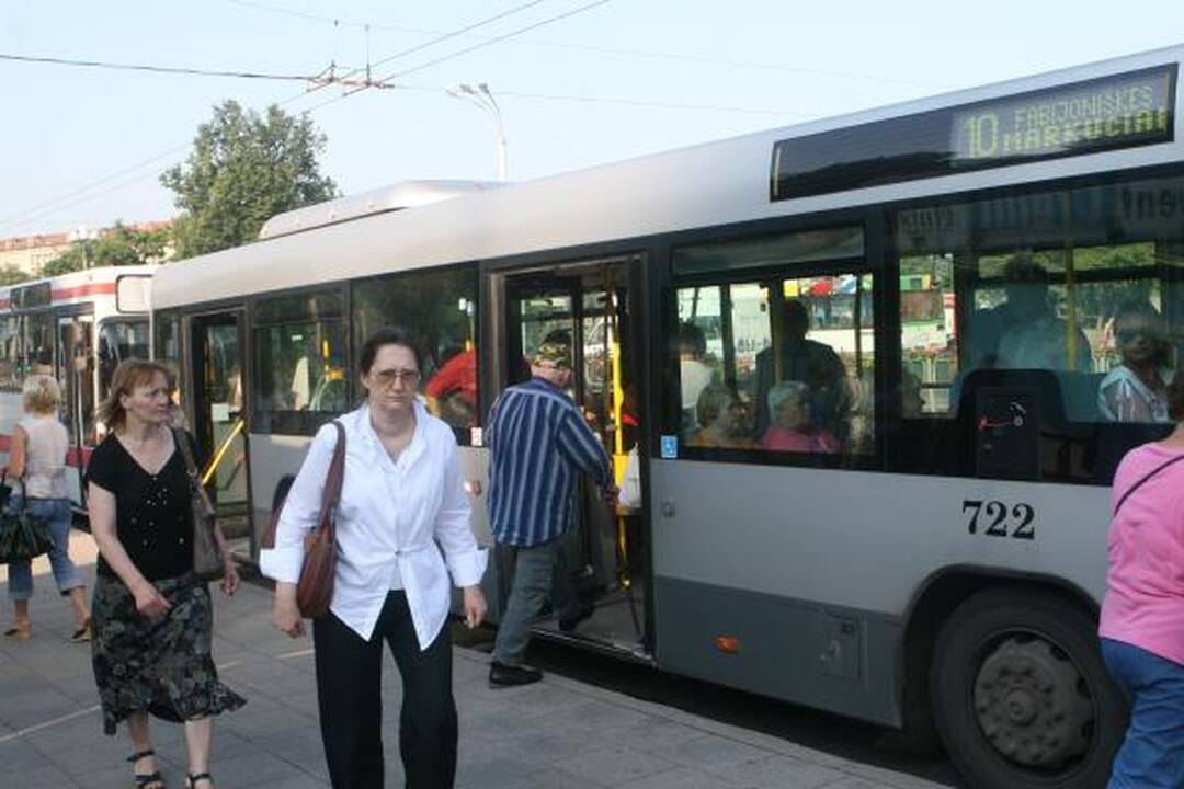 Nauja keleivių laipinimo tvarka Vilniuje prigyja sunkiai 