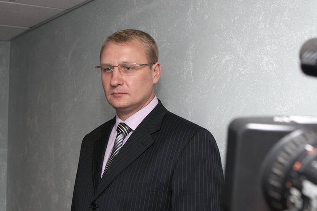 Seimo nariui grasinusiam jaunuoliui prašoma skirti lygtinę bausmę