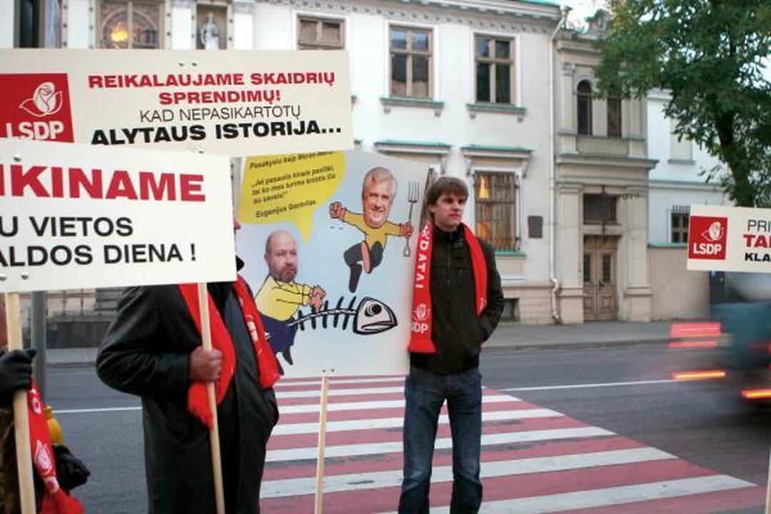 Piketuotojai pričiupo į darbą vėlavusį savivaldybės vadovą