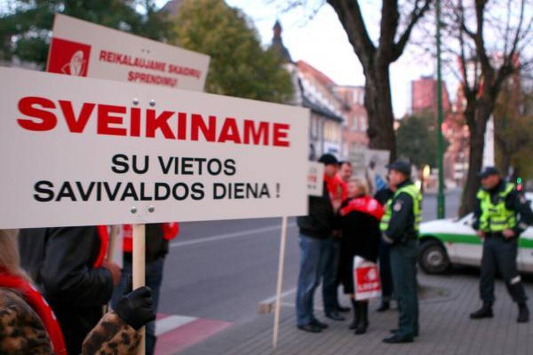 Piketuotojai pričiupo į darbą vėlavusį savivaldybės vadovą