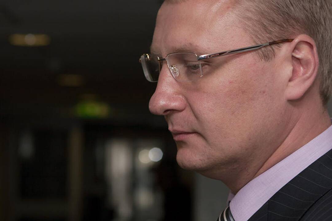 Seimo nariui grasinusiam jaunuoliui prašoma skirti lygtinę bausmę