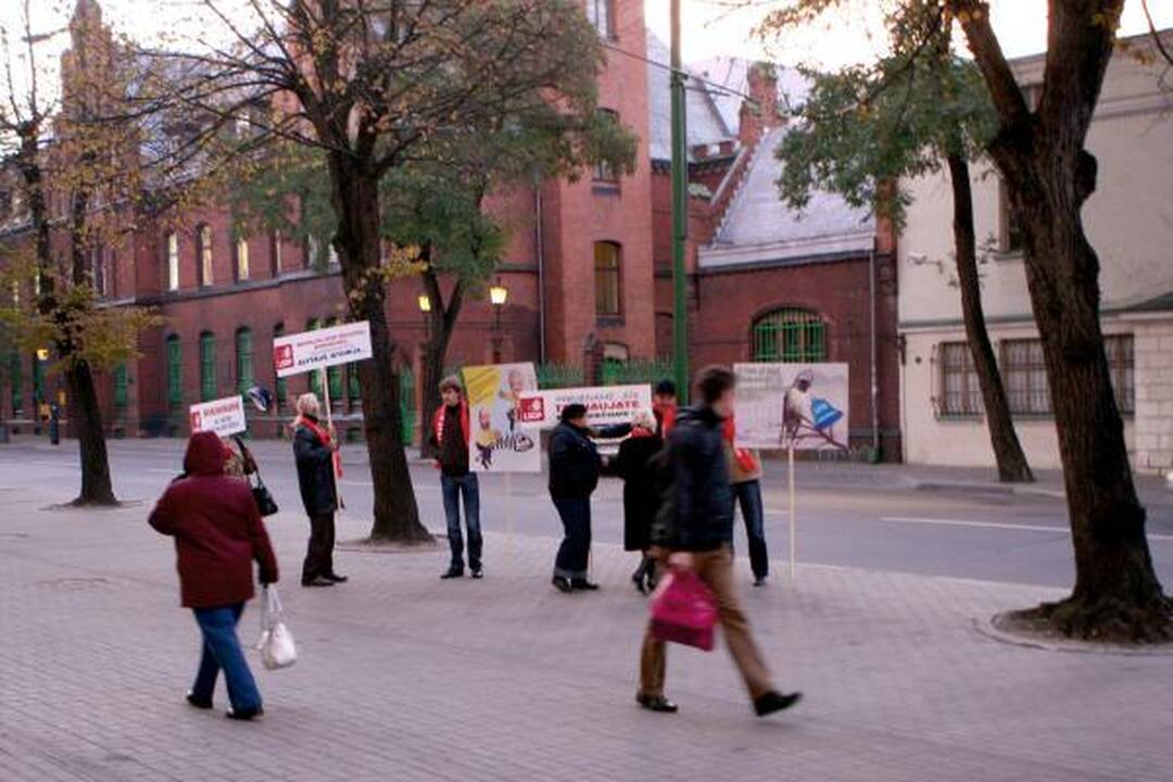 Piketuotojai pričiupo į darbą vėlavusį savivaldybės vadovą